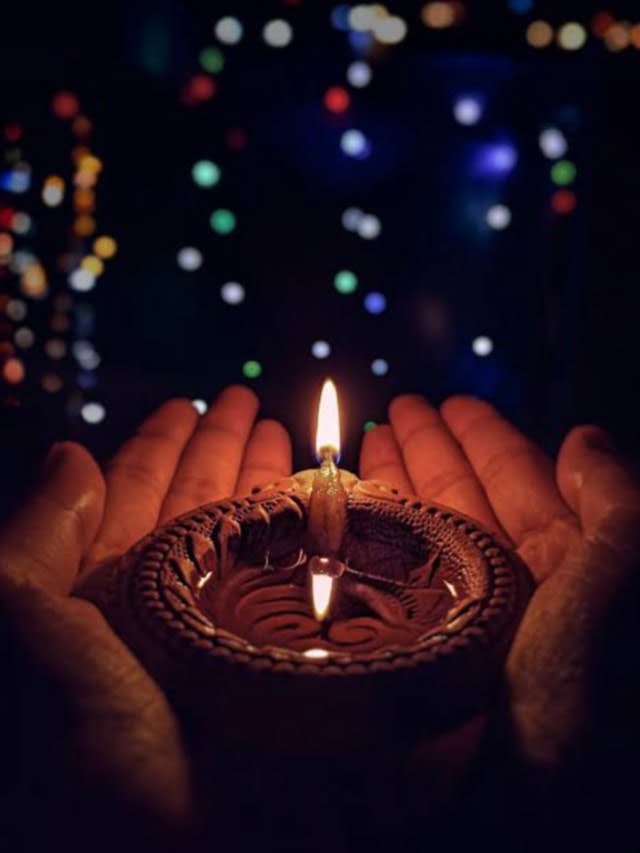 Diwali Festival Facts: चौदा वर्षांचा वनवास संपवून प्रभू श्रीराम अयोध्येला परत आले, त्या वेळी प्रजेने दीपोत्सव केला, अशी कथा आहे.